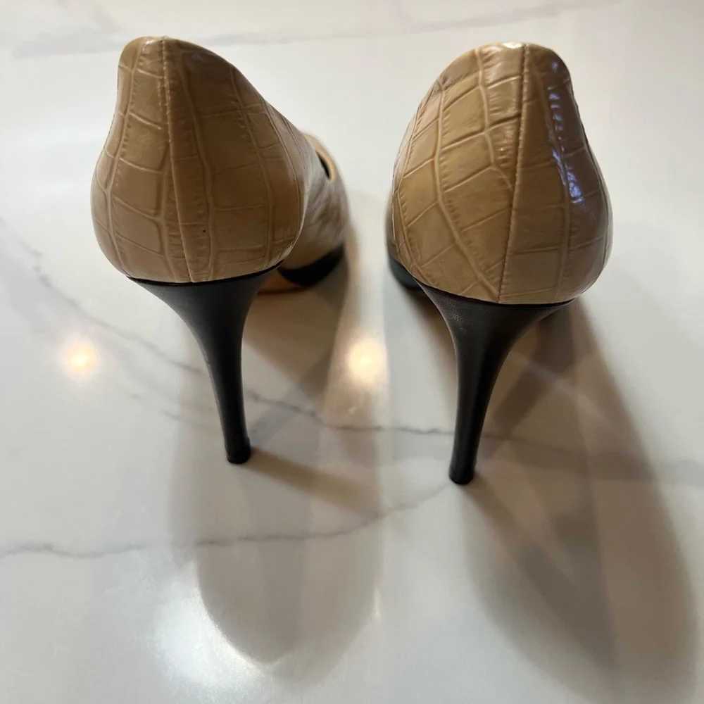 Charles David Embossed Elegant Cream Peep-Toe Heels. Size 9